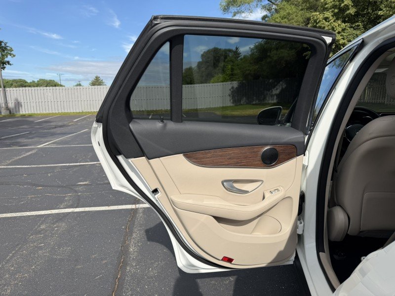 Certified Used 2022  Mercedes-Benz GLC 300 image 23