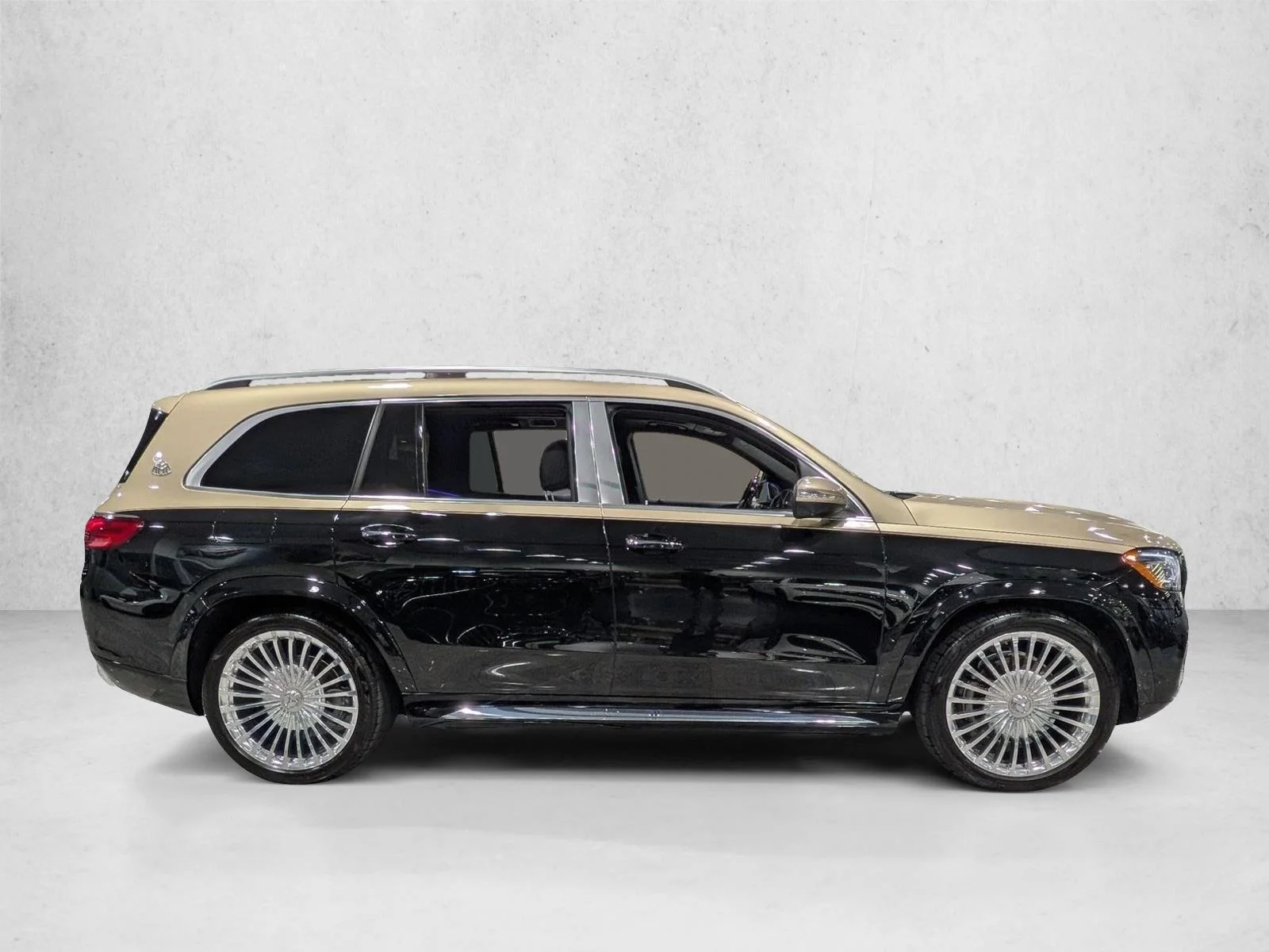 Used 2024 Obsidian Black Metallic Mercedes-Benz Maybach GLS 600 image 4