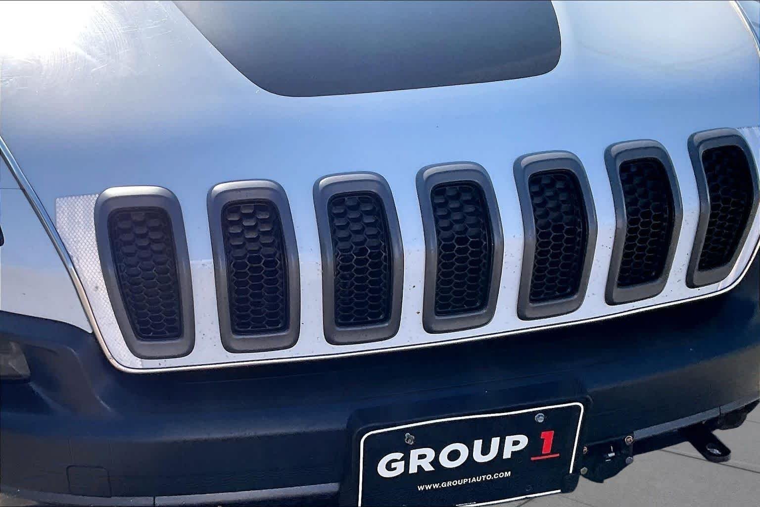 Used 2016 Bright White Clearcoat Jeep Trailhawk image 29