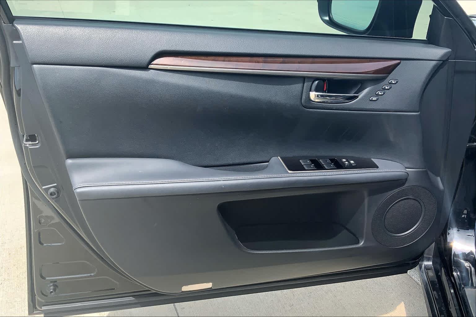 Used 2018 Obsidian Lexus  image 21