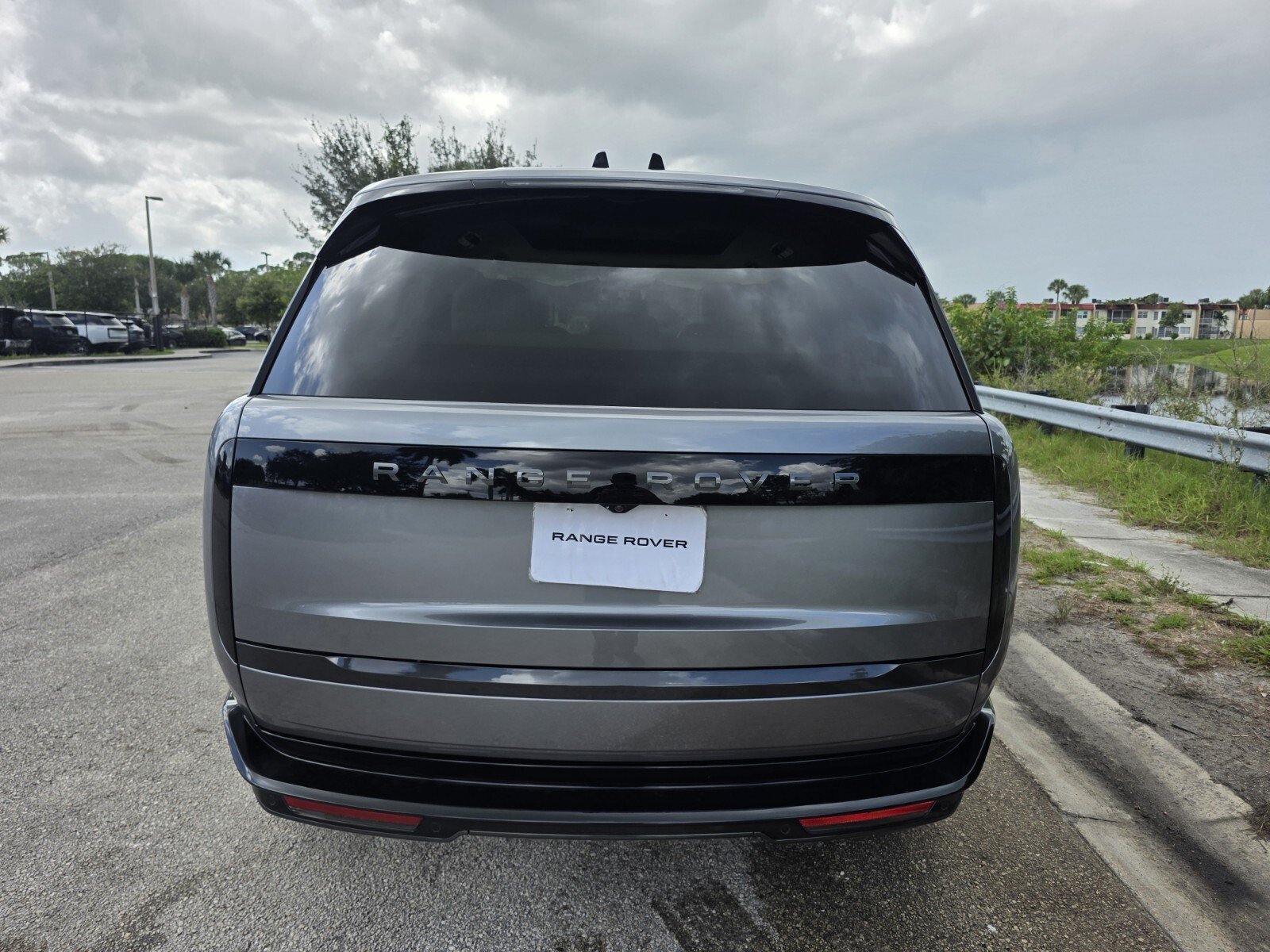 New 2027 Eiger Grey Land Rover P400 SE image 6