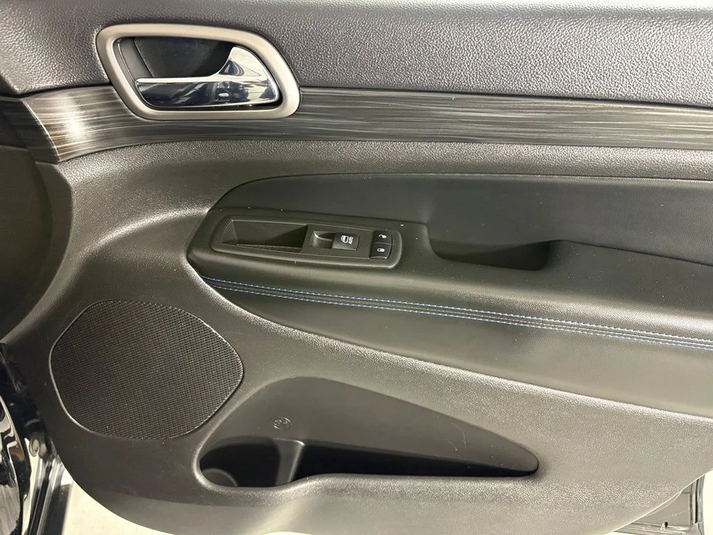 Used 2019 Black Jeep Laredo image 15