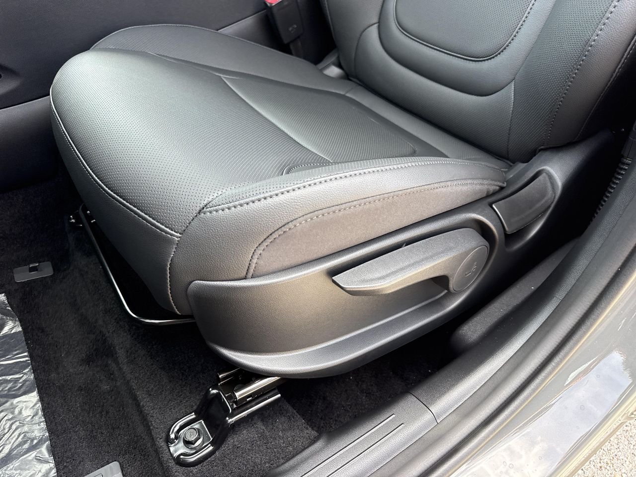 New 2027 Hampton Gray Hyundai SE AWD image 11
