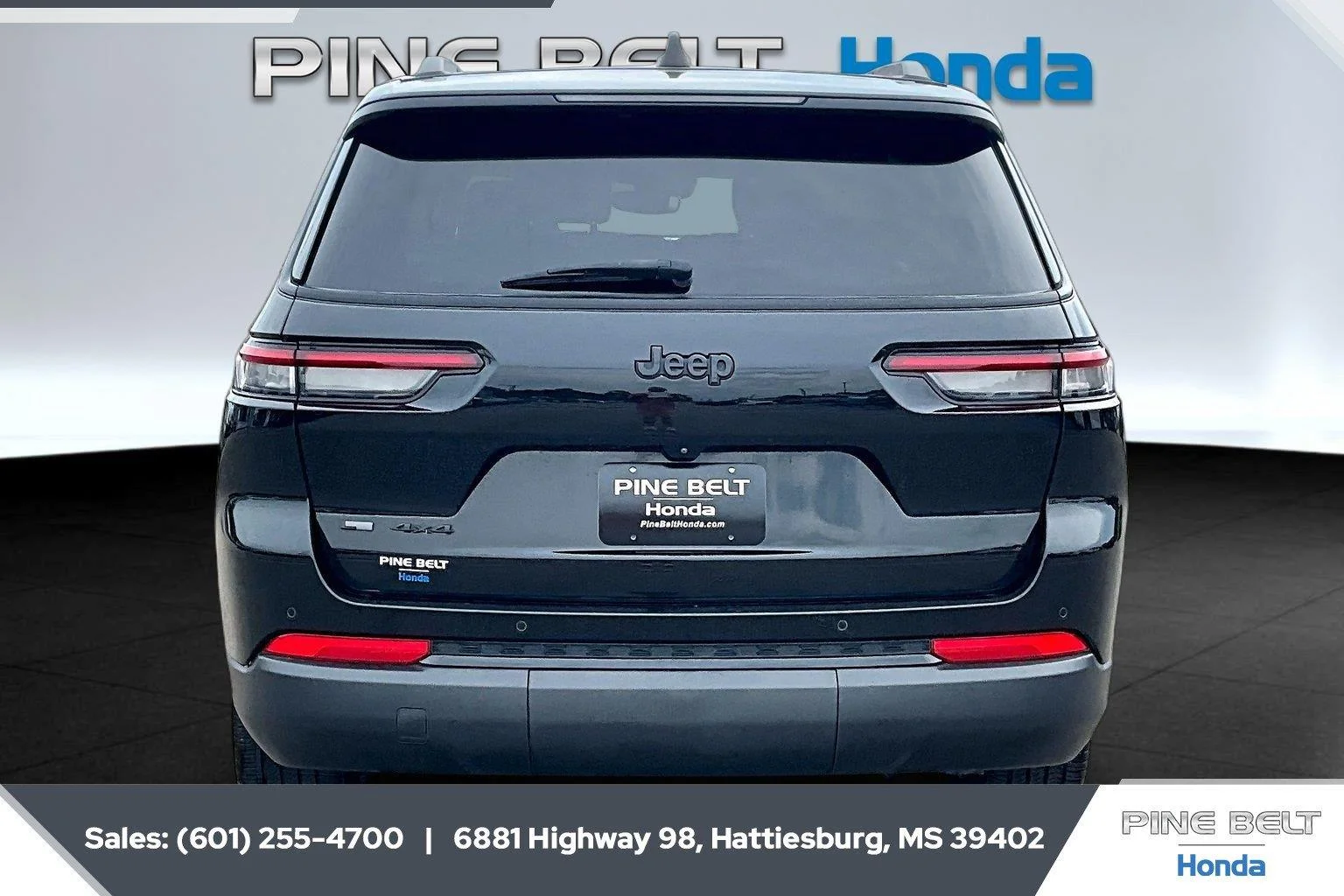 Used 2023 Diamond Black Crystal Pearlcoat Jeep Altitude image 4
