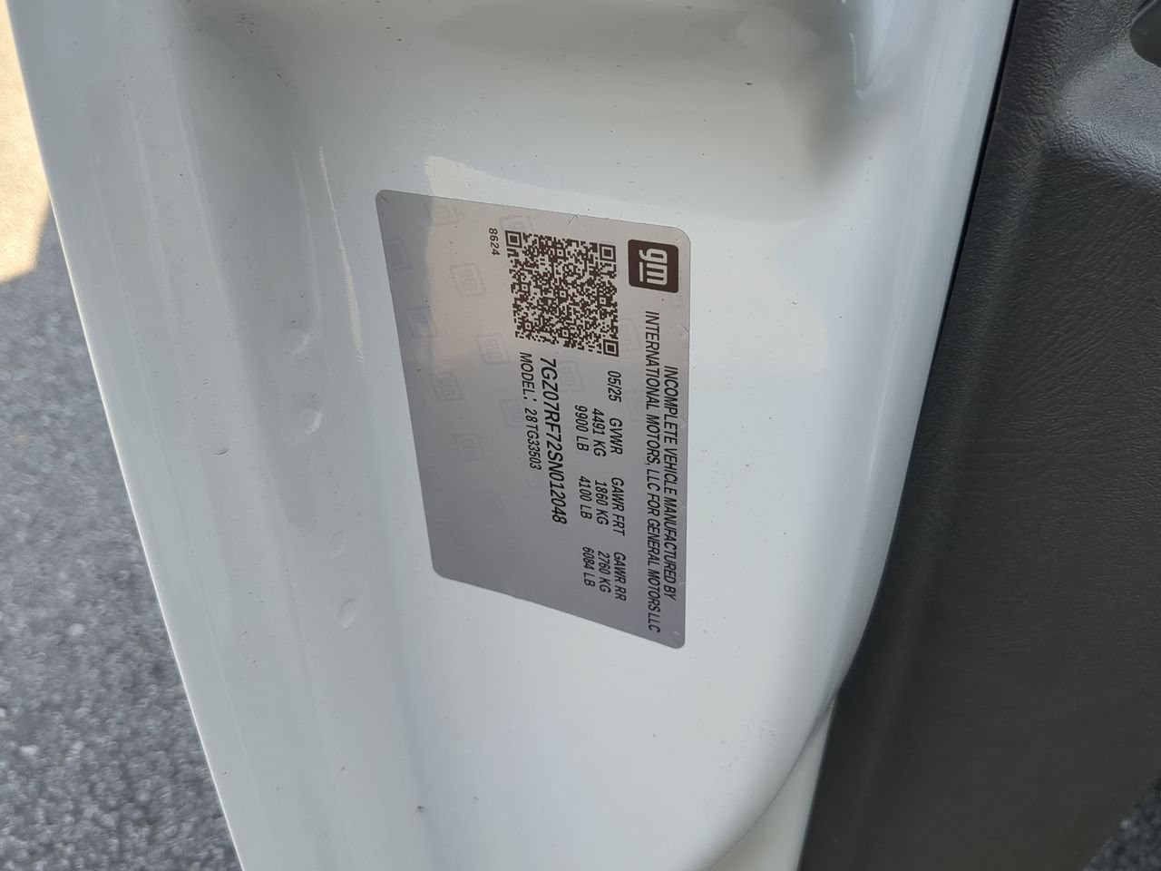 New 2025 Summit White GMC 1WT image 30