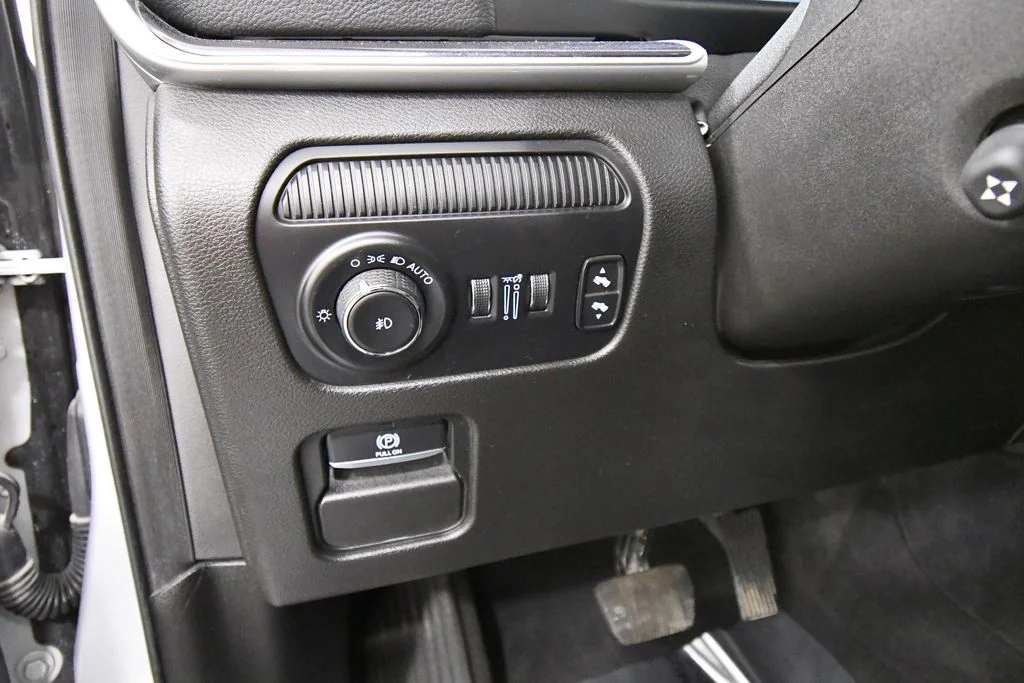 Used 2024 Silver Jeep Base image 20