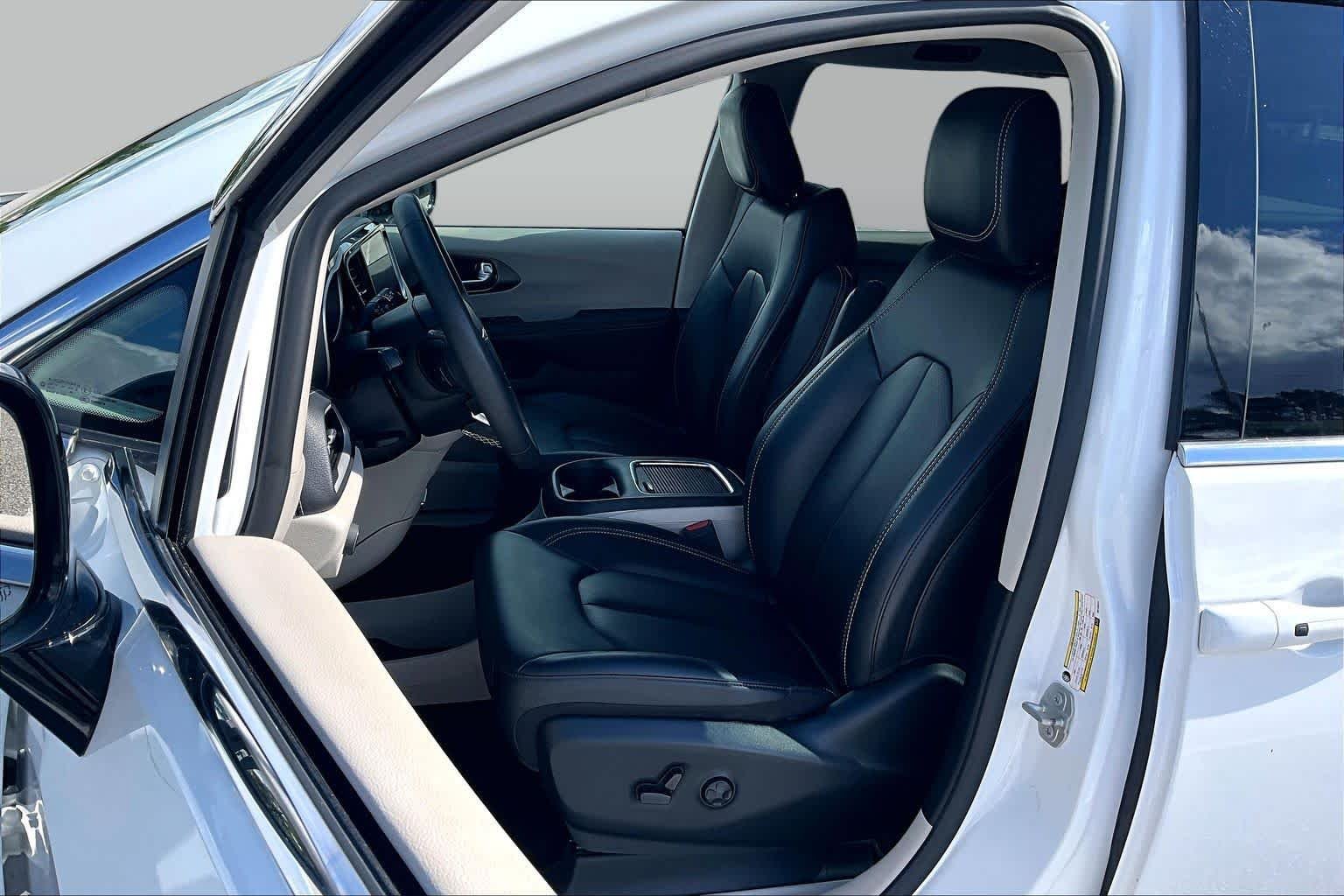 Used 2024 Bright White Clearcoat Chrysler Hybrid Select image 8