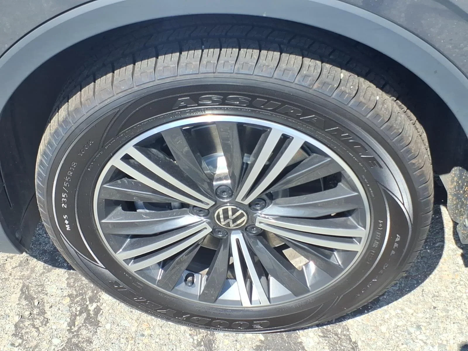 Used 2024 Platinum Gray Volkswagen 2.0T SE image 9