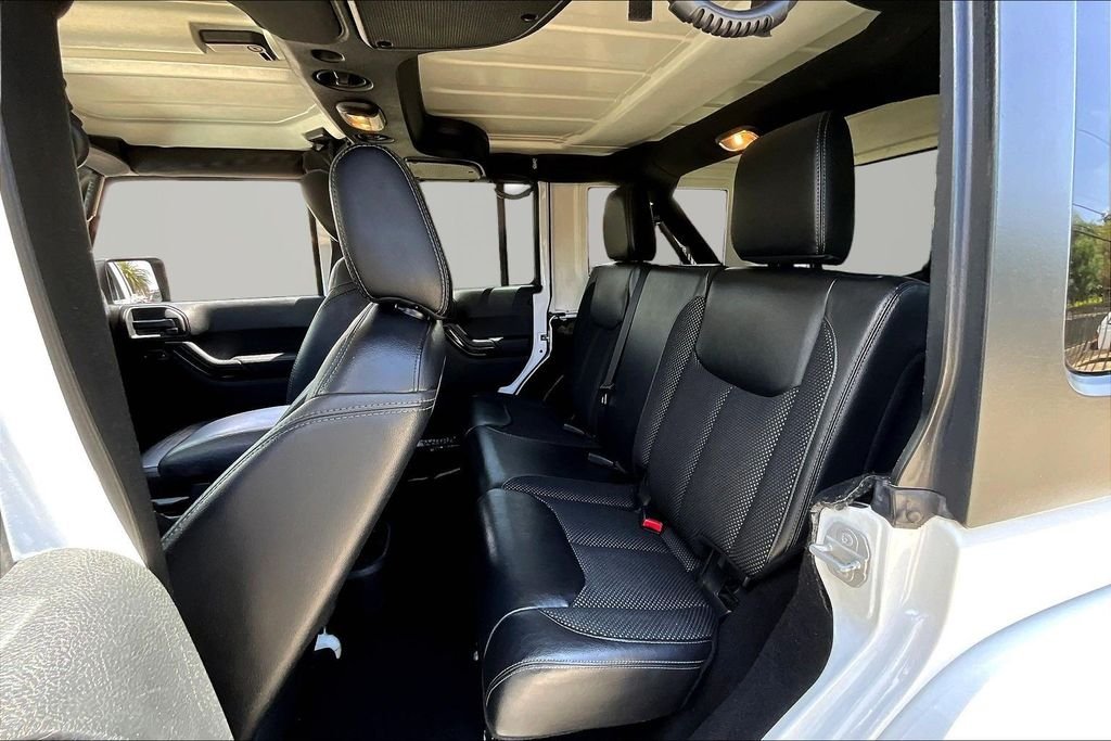 Used 2016 White Jeep Unlimited Sahara image 21