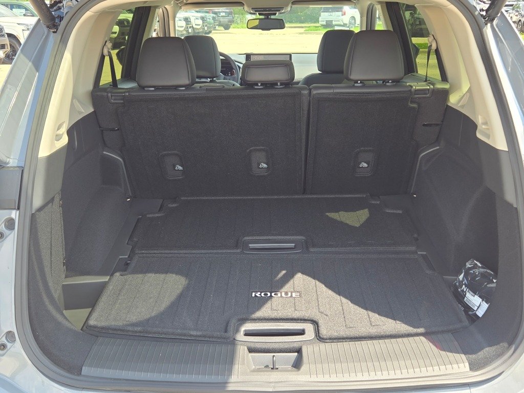 New 2026 Boulder Gray Pearl / Super Black Two-tone Nissan Platinum image 16