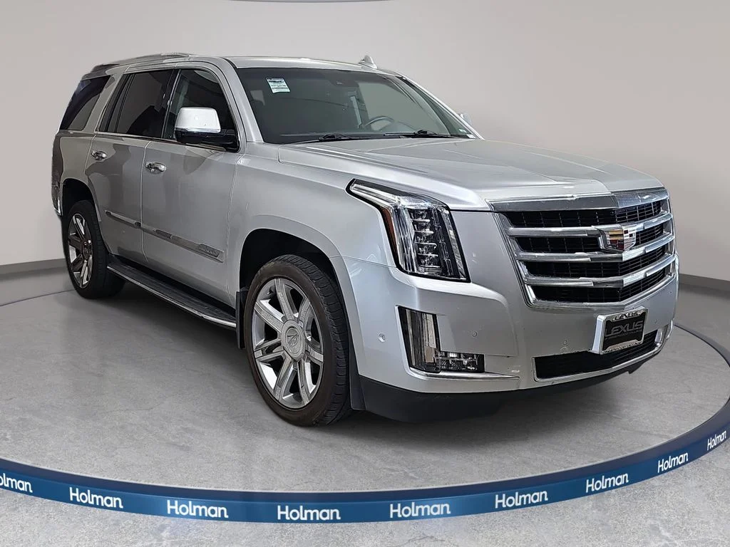 Used 2017 Silver Cadillac Luxury image 4