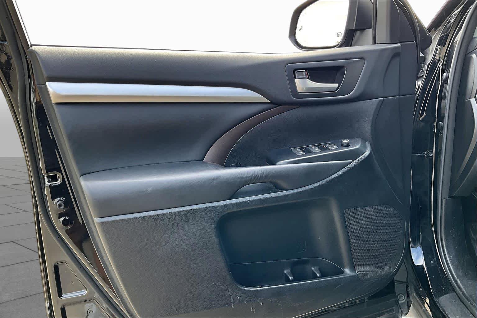 Used 2017 Midnight Black Metallic Toyota XLE image 20