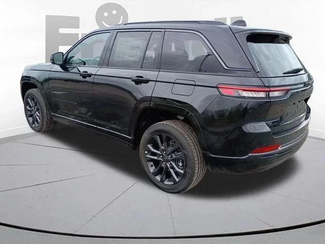 New 2026 Diamond Black Crystal Pearl-Coat Exterior Paint Jeep Limited image 7