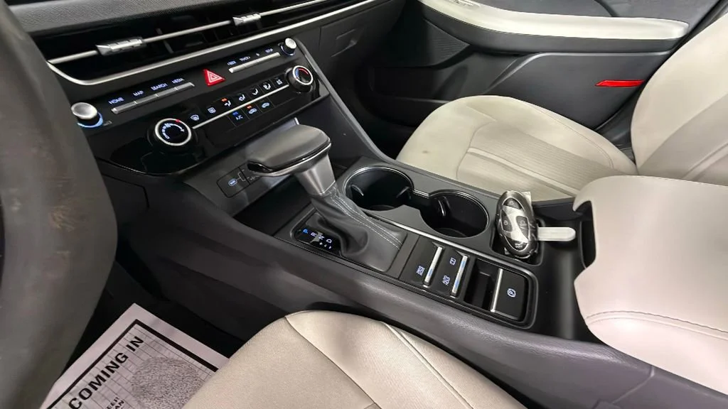Used 2025 Silver Hyundai SE image 22