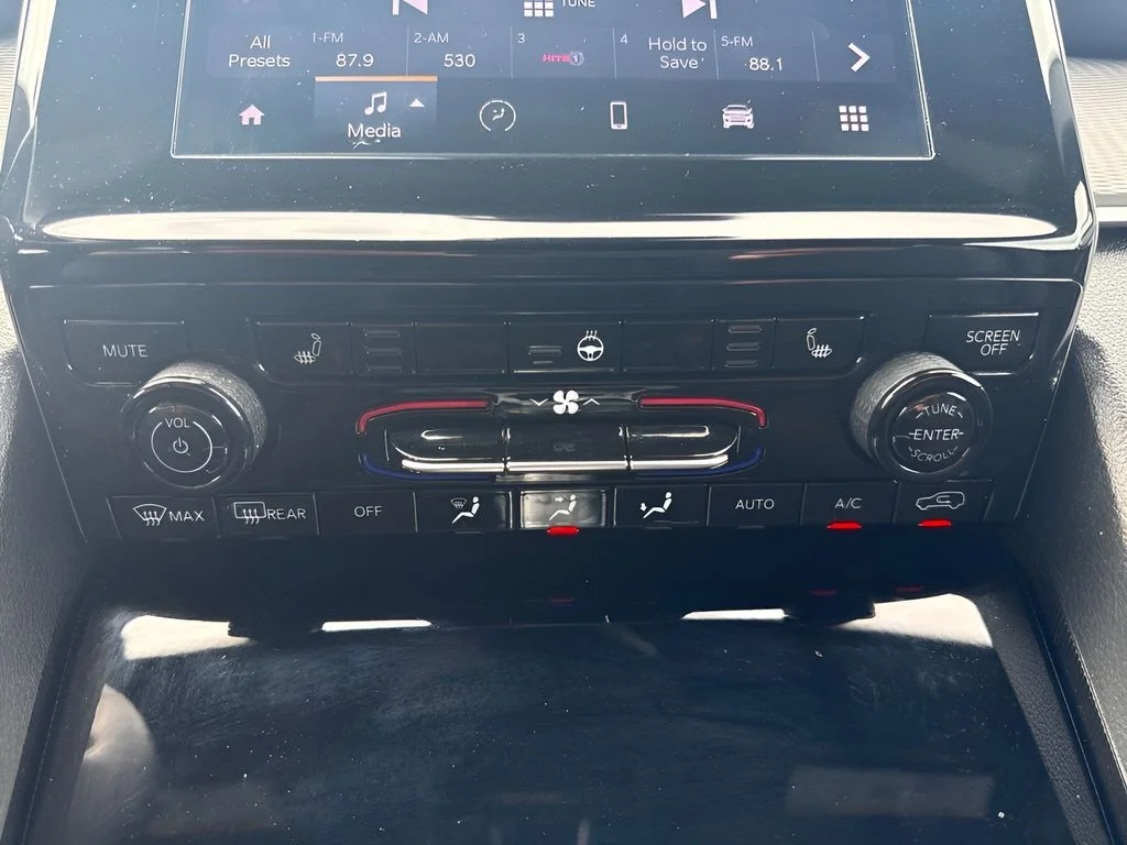 Used 2025 White Jeep Altitude image 9