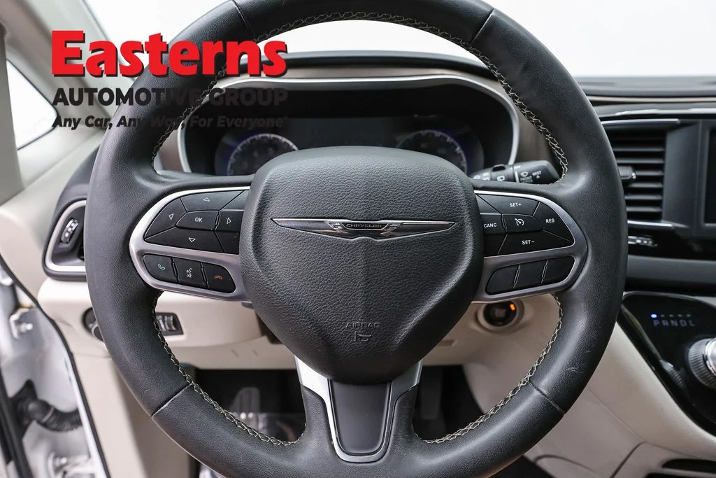 Used 2022 White Chrysler LX image 10