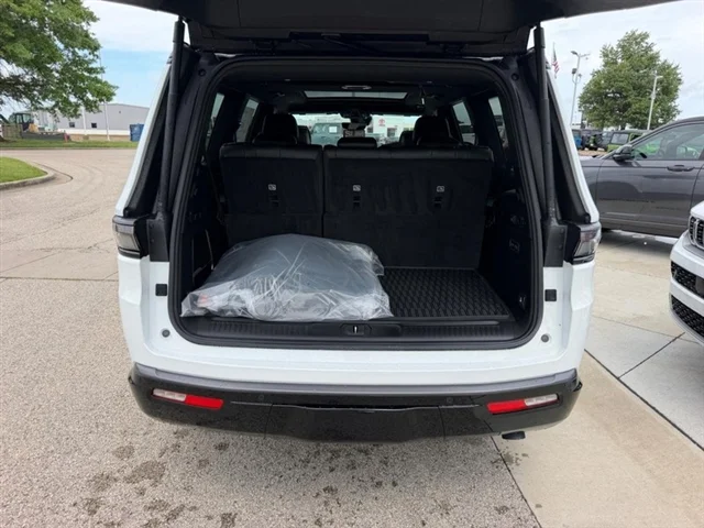 New 2026 Bright White Clear-Coat Exterior Paint Jeep Upland image 6