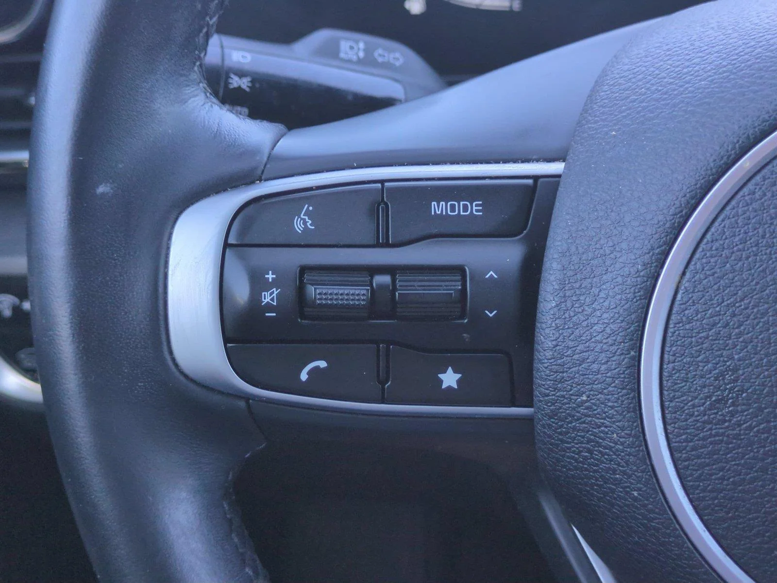 Used 2024 Glacial White Pearl Kia X-Line image 19