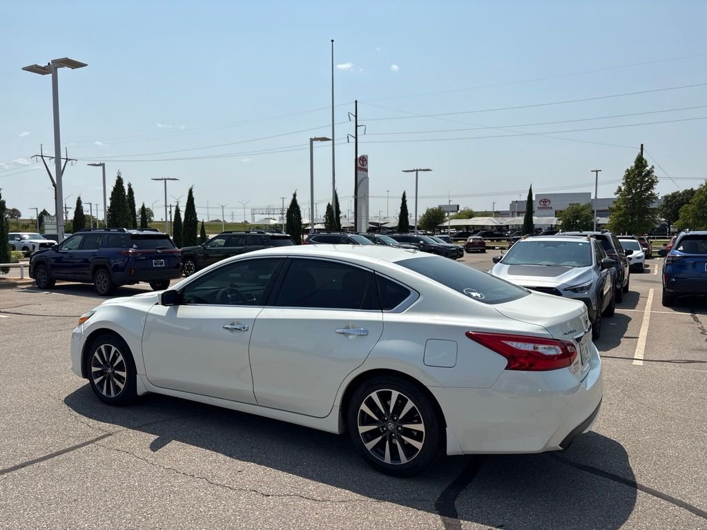 Used 2016 White Nissan 2.5 SV image 6