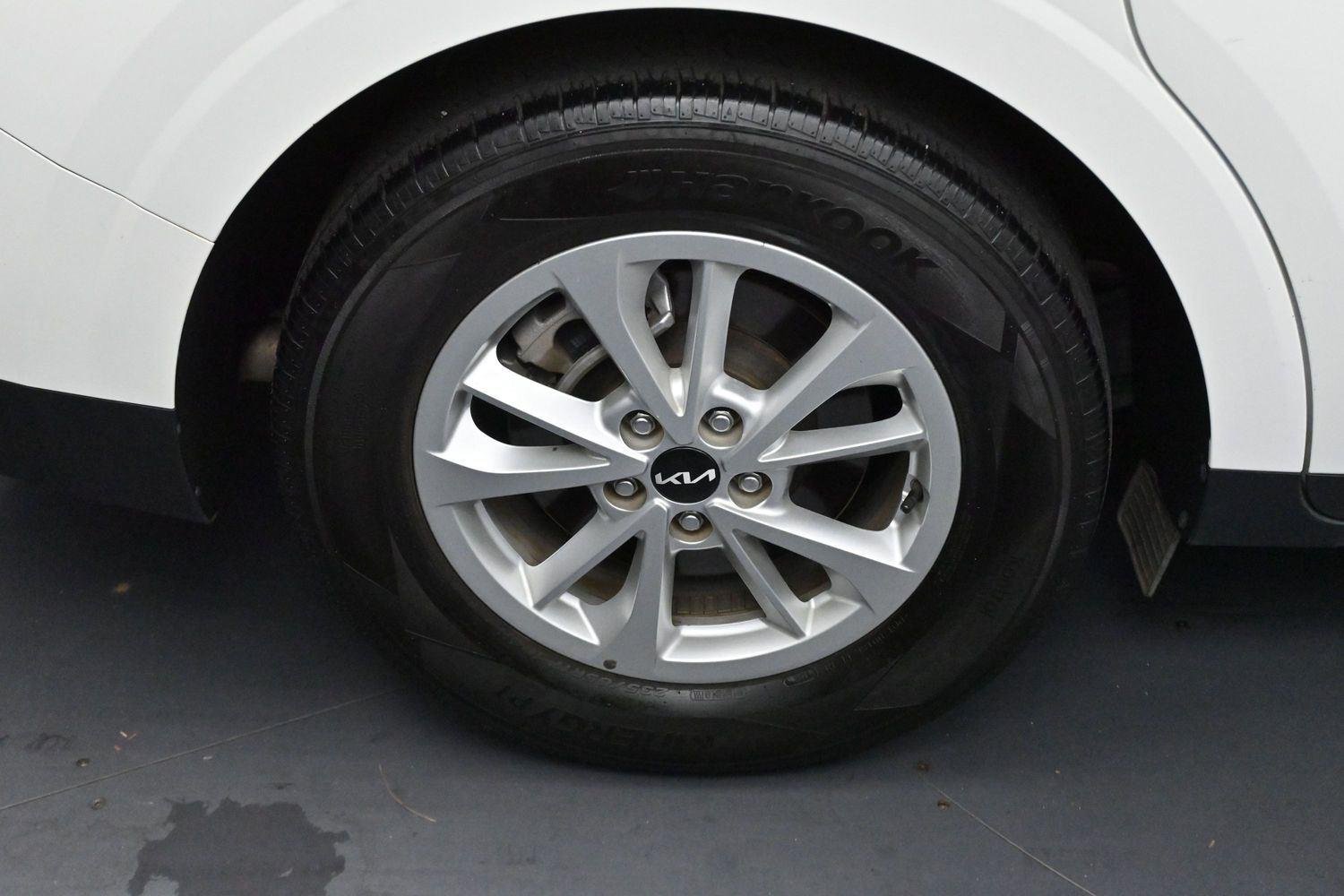 Used 2022 Snow White Pearl Kia LXS image 32
