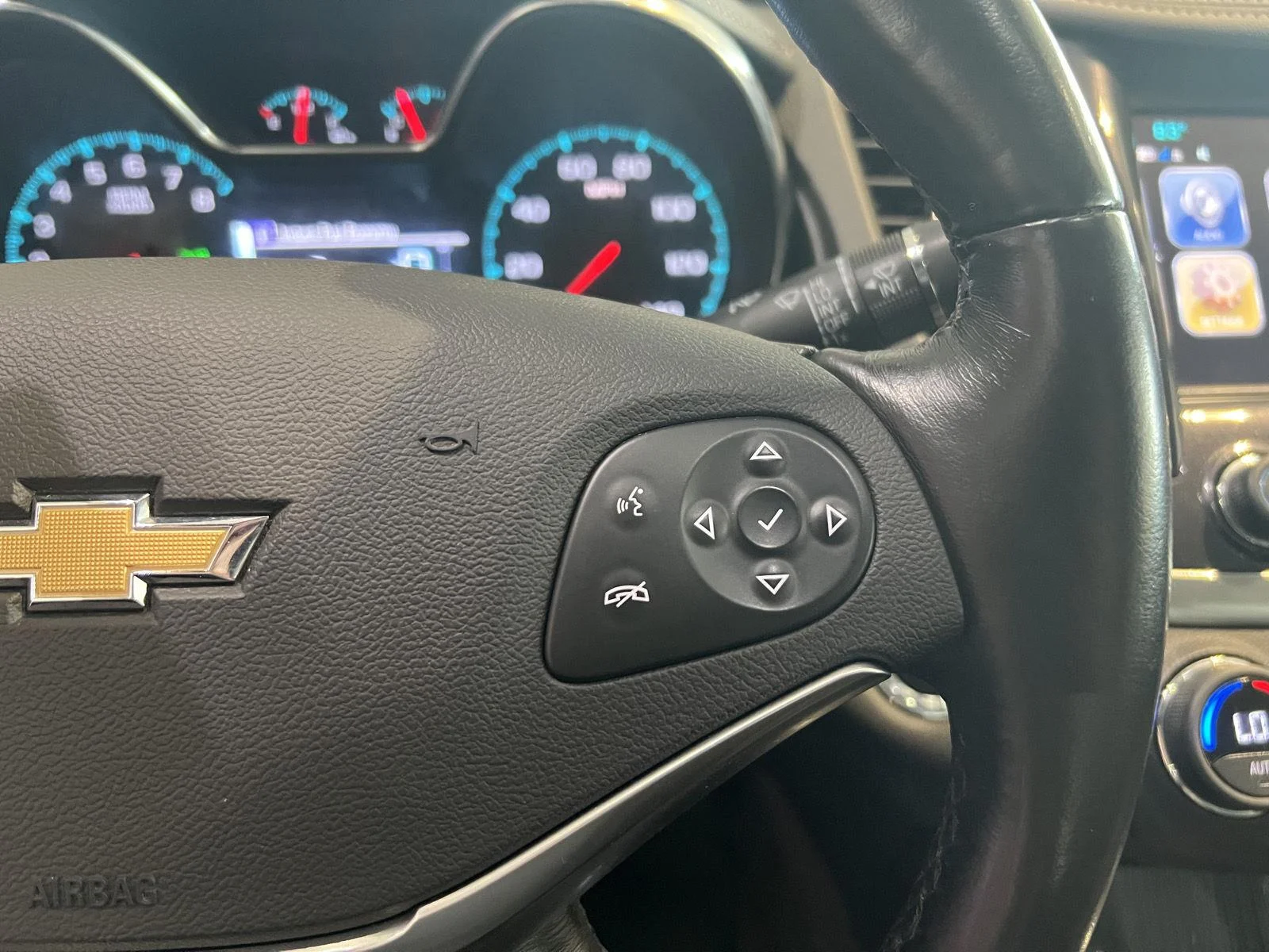 Used 2018 SILVER ICE METALLIC Chevrolet LT image 23