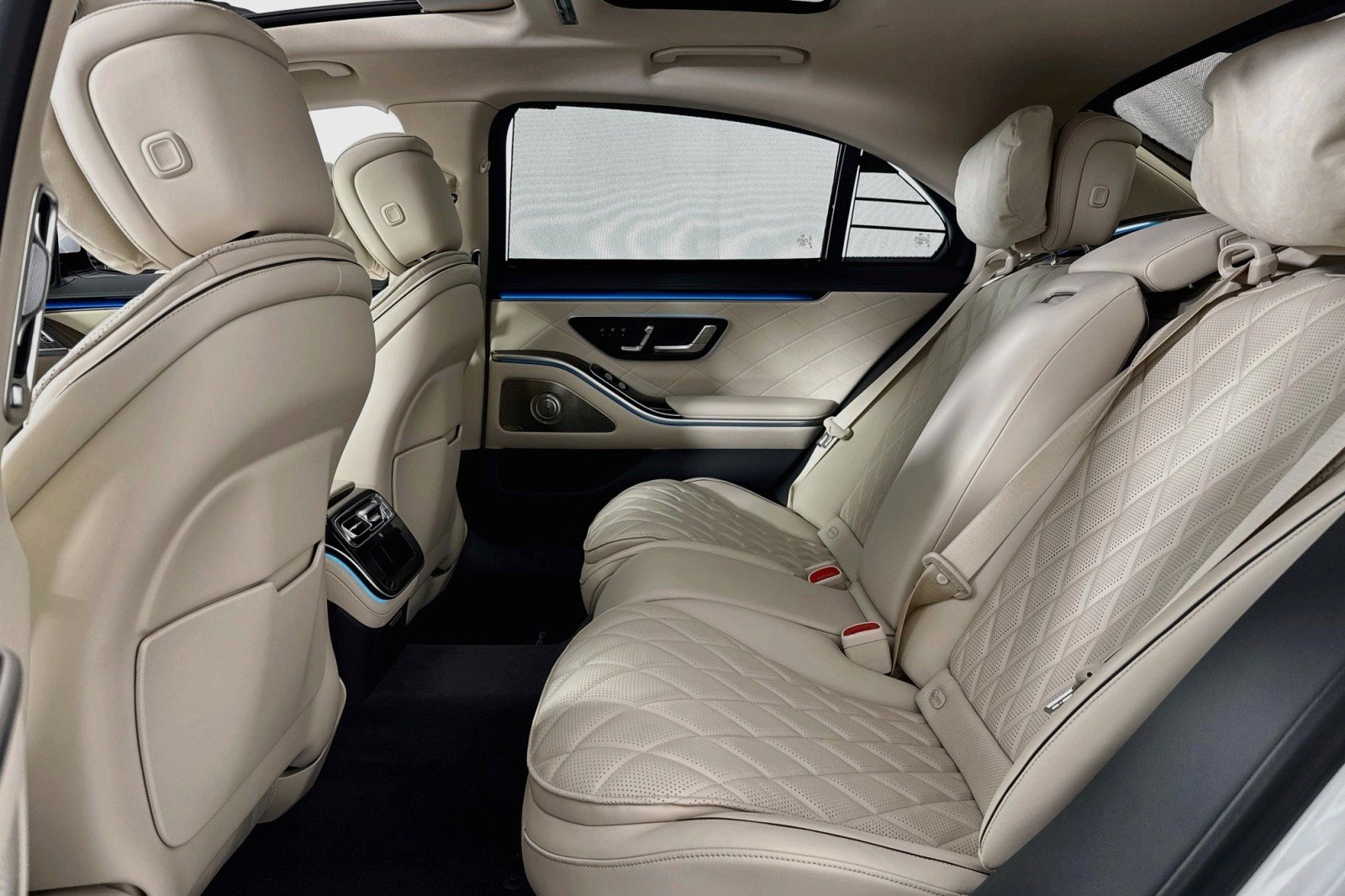 New 2026 MANUFAKTUR Moonlight White Metal Mercedes-Benz S 580e 4MATIC® Sedan image 7
