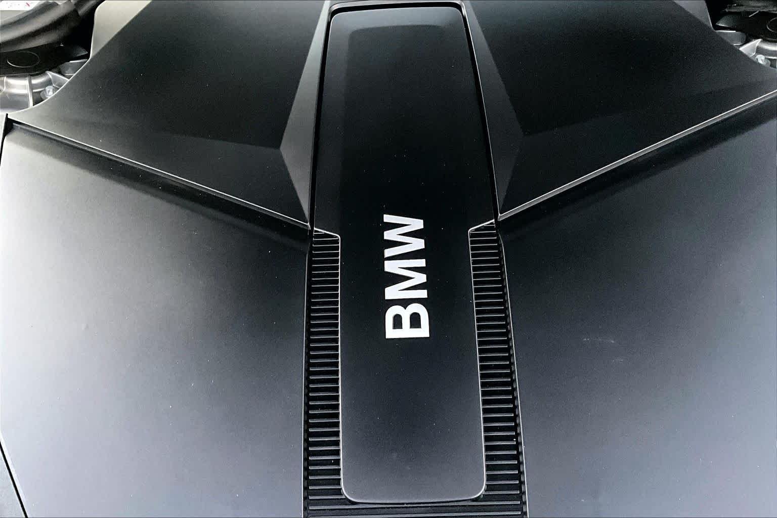 Used 2025 Oxide Grey Metallic BMW xDrive60 image 31