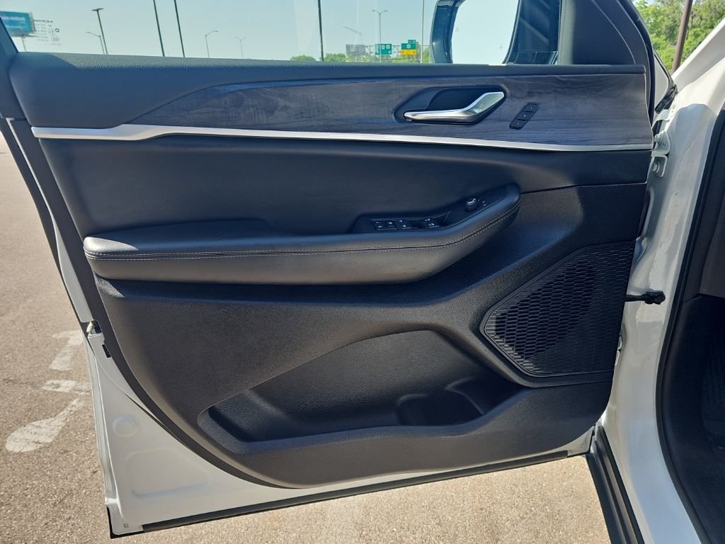 Used 2024 White/off-white Jeep Limited image 10