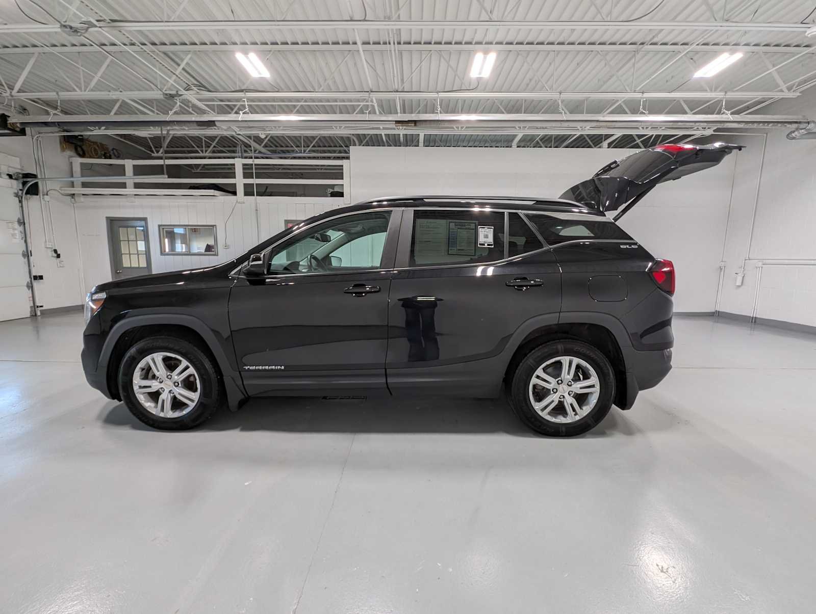 Used 2022 Ebony Twilight Metallic GMC SLE image 13