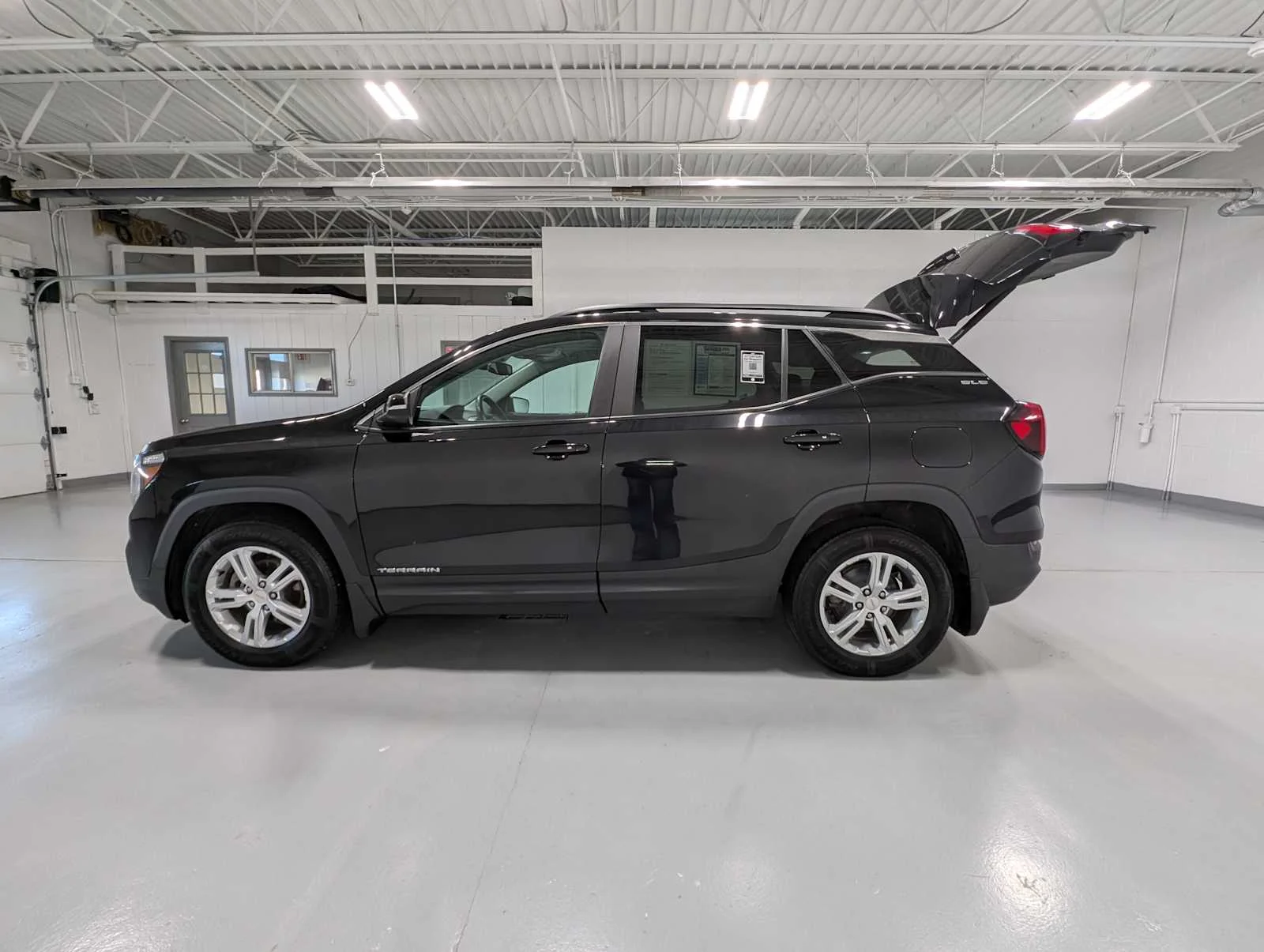 Used 2022 Ebony Twilight Metallic GMC SLE image 13