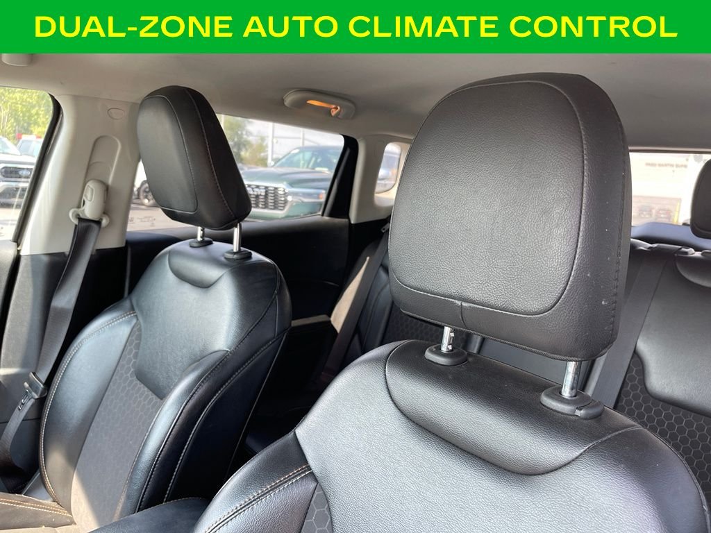 Used 2020 Granite Crystal Metallic Clearcoat Jeep Latitude image 12
