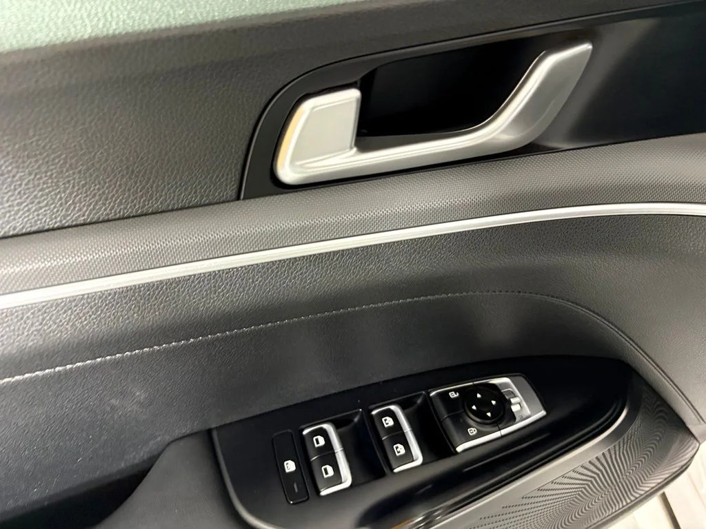 Used 2022 White Kia GT-Line image 20