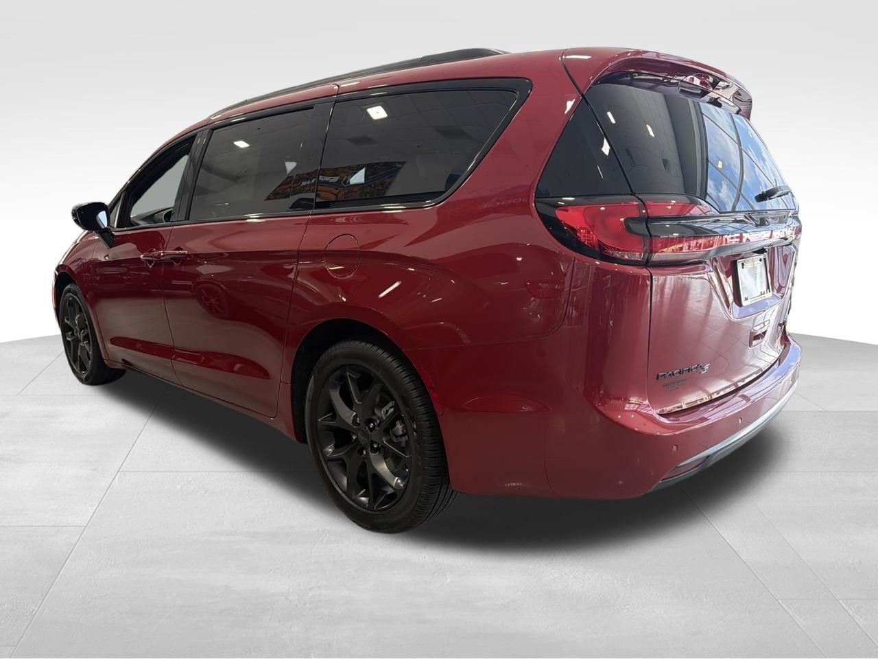 New 2027 Red Hot Pearl-Coat Exterior Paint Chrysler Limited image 3