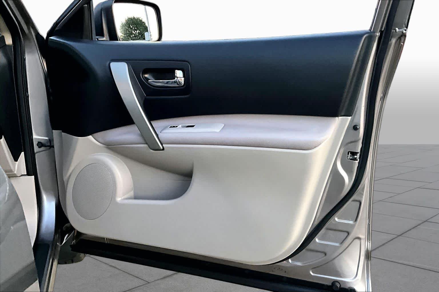 Used 2012 Platinum Graphite Nissan S image 23