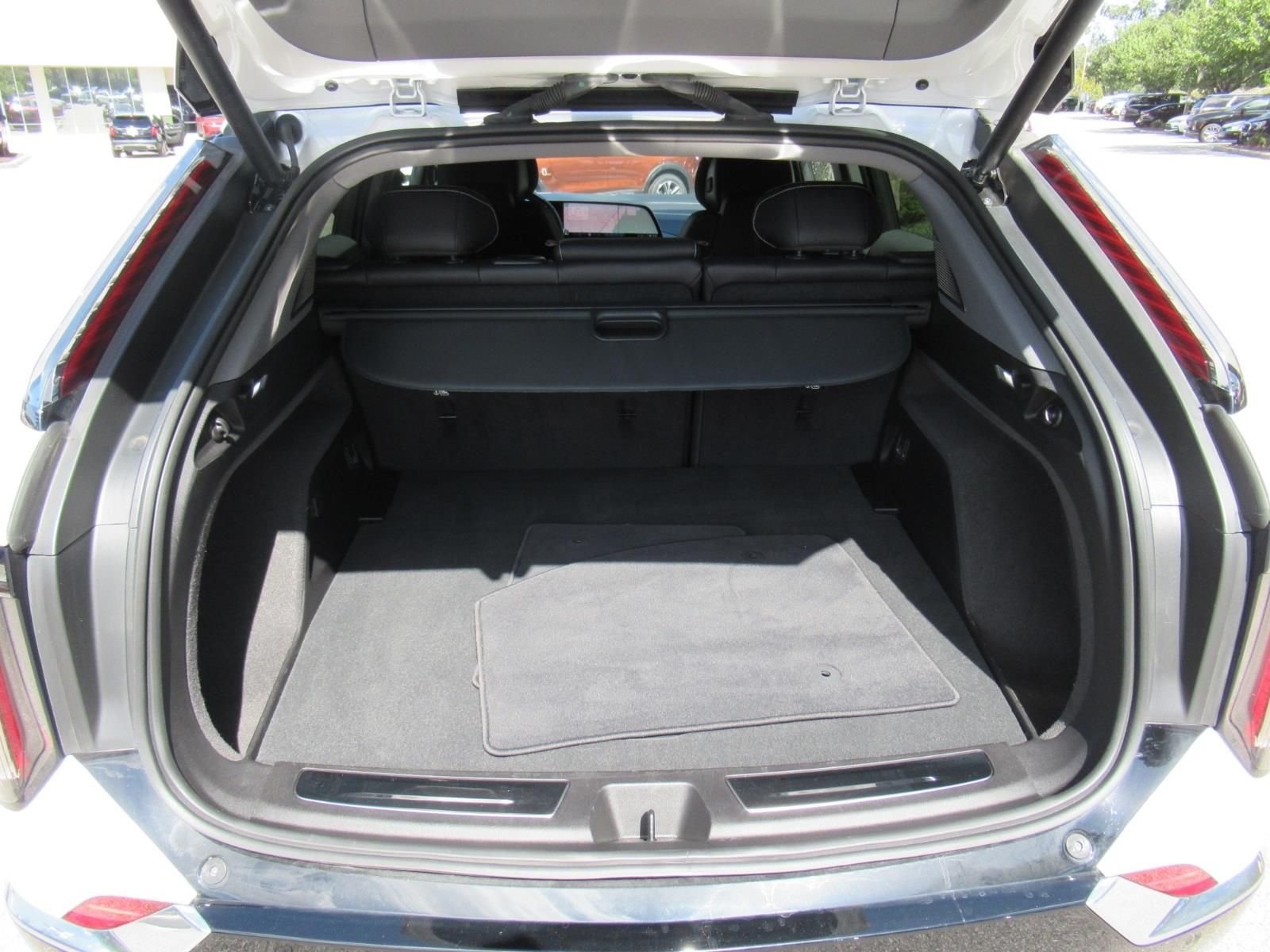 Used 2025 White Cadillac Luxury 2 image 36