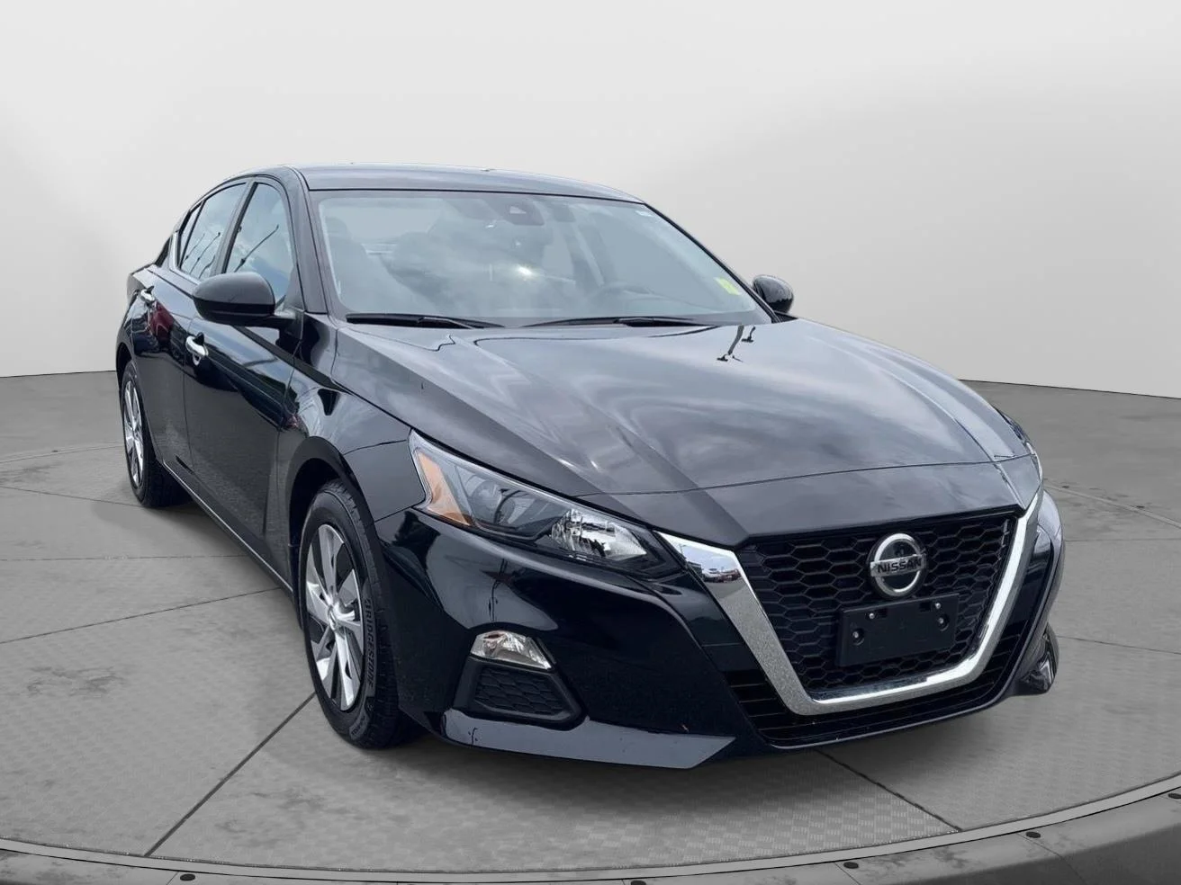 Used 2022 Super Black Nissan 2.5 S image 1