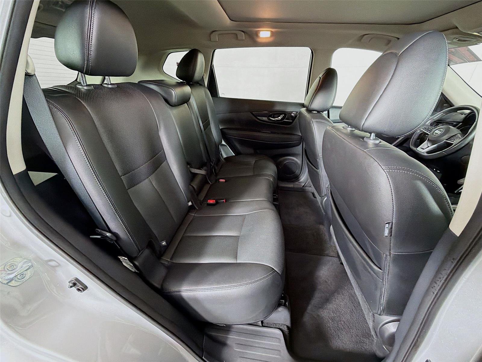Used 2017 Brilliant Silver Nissan SL image 29