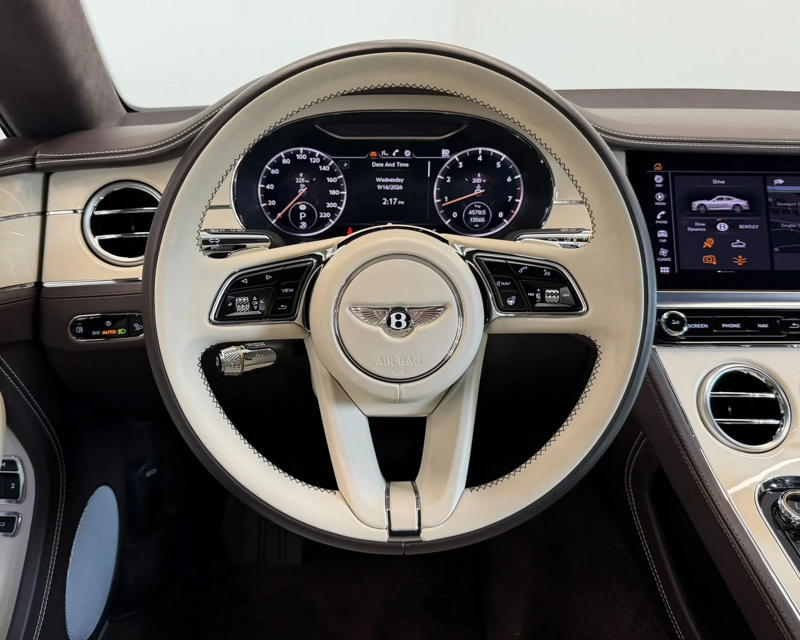 Used 2023 Brown Bentley V8 image 22