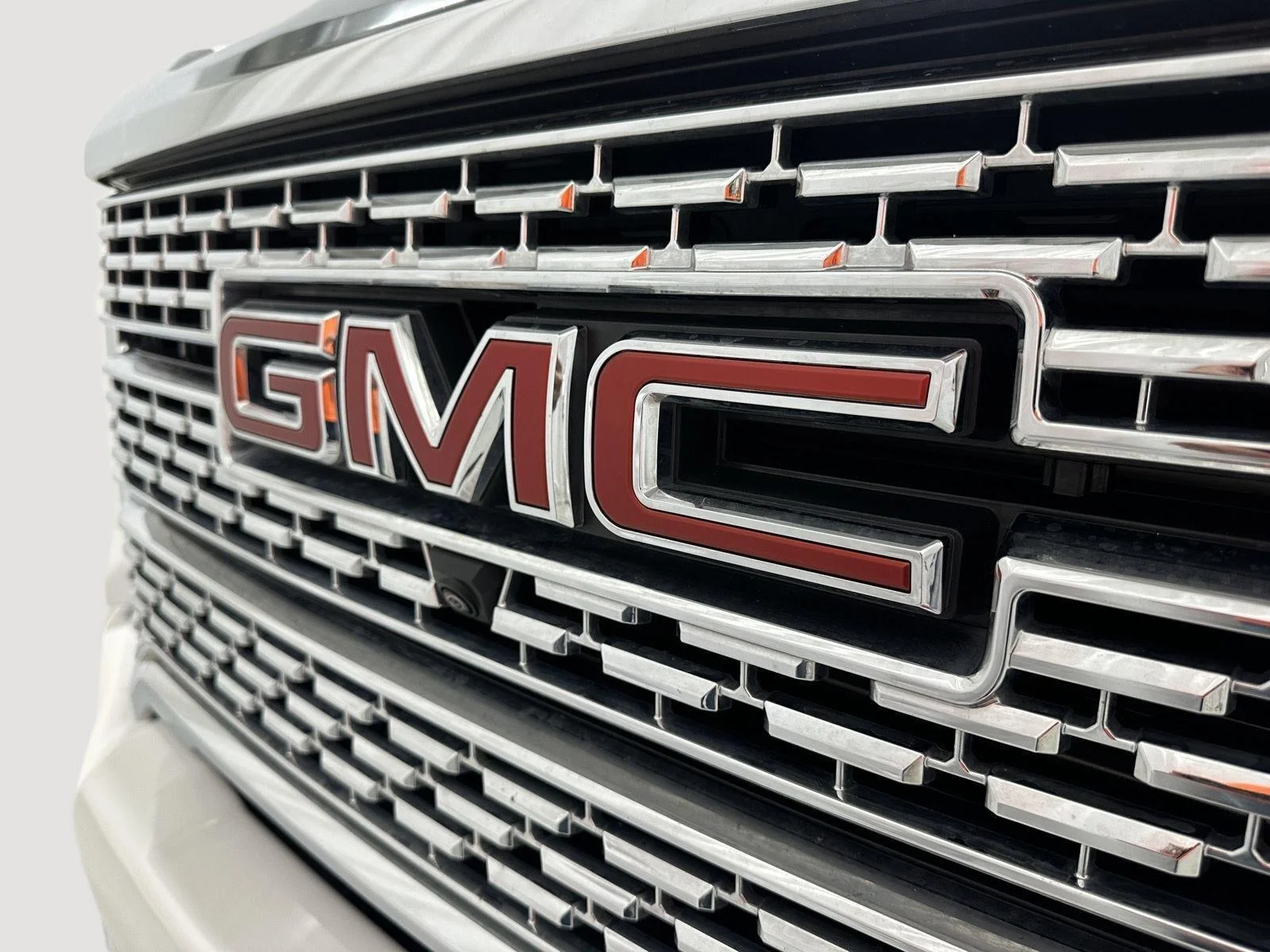 Used 2021 White Frost Tricoat GMC Denali image 30
