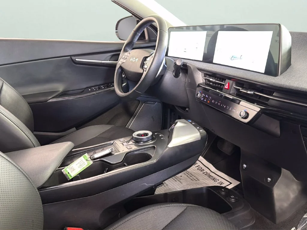 Used 2024 Black Kia Wind image 36
