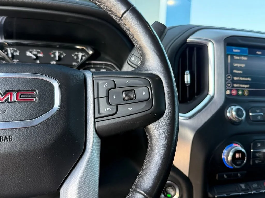 Used 2022 SUMMIT WHITE GMC SLE image 21
