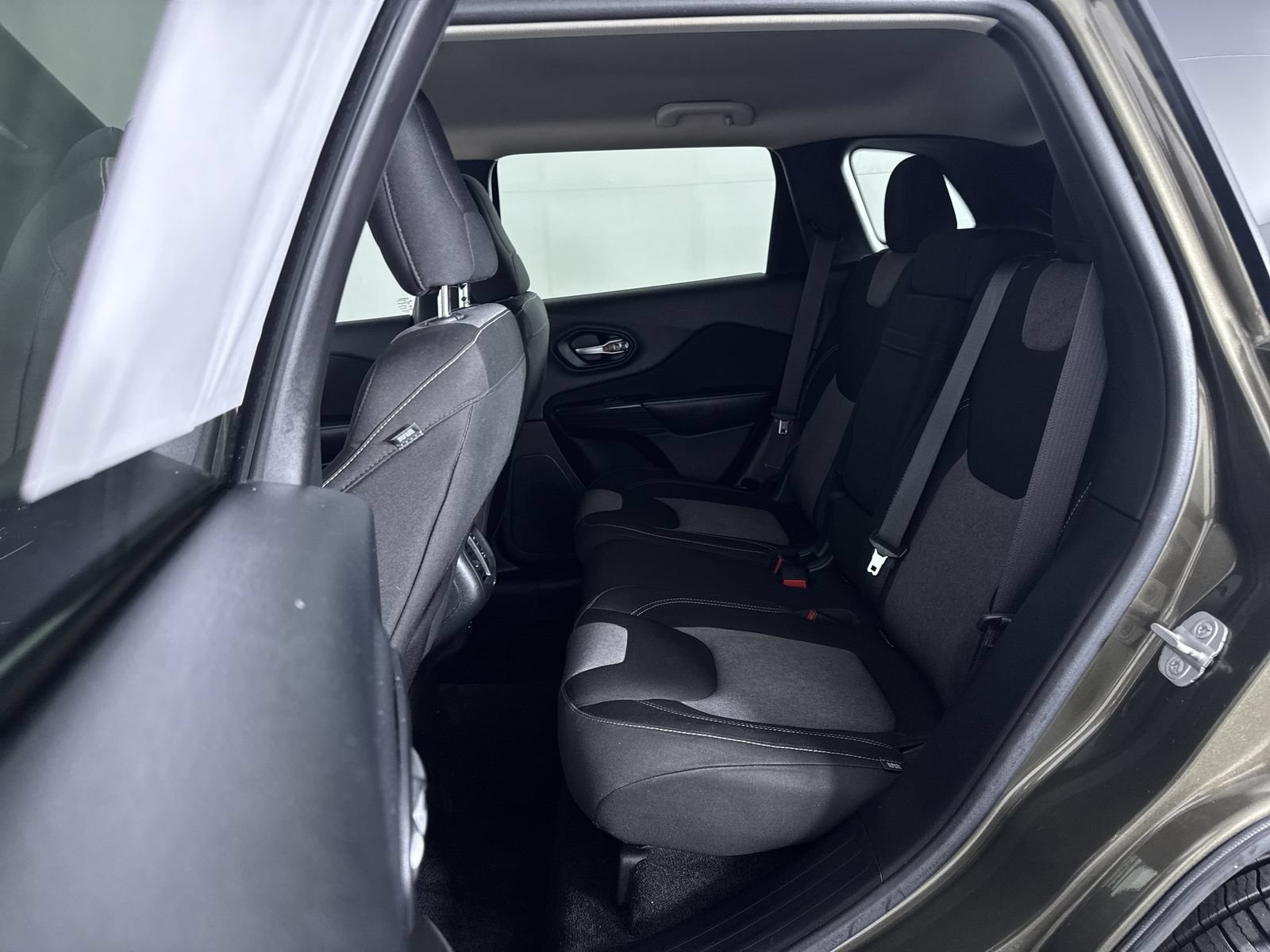 Used 2014 Eco Green Pearlcoat Jeep Latitude image 27