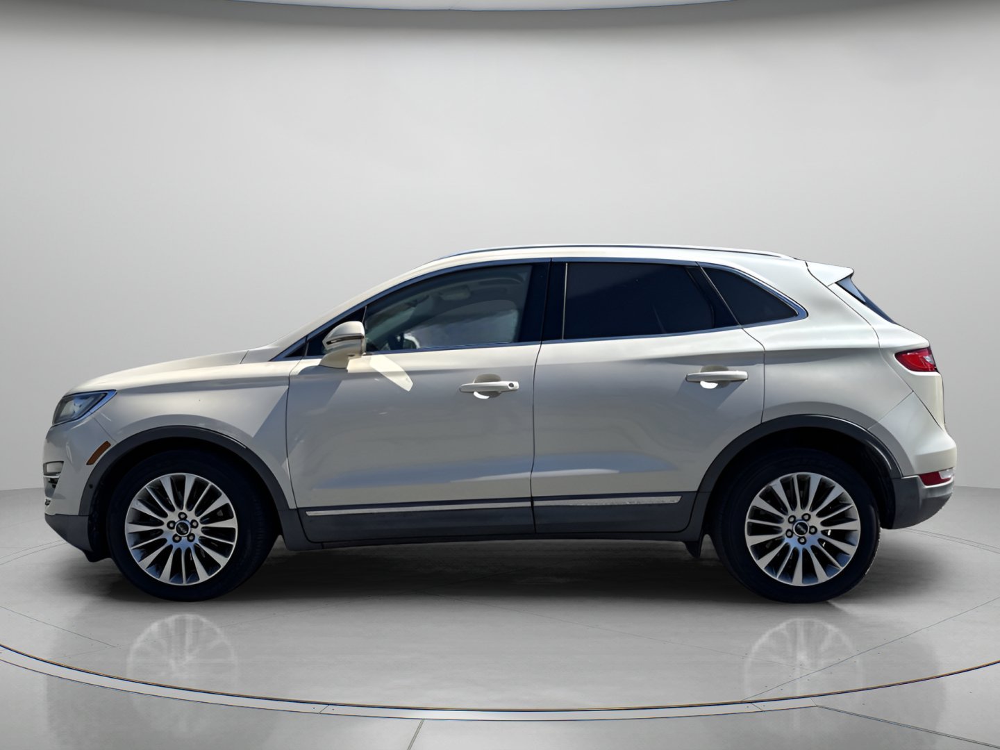 Used 2018 Ivory Pearl Lincoln Reserve image 2