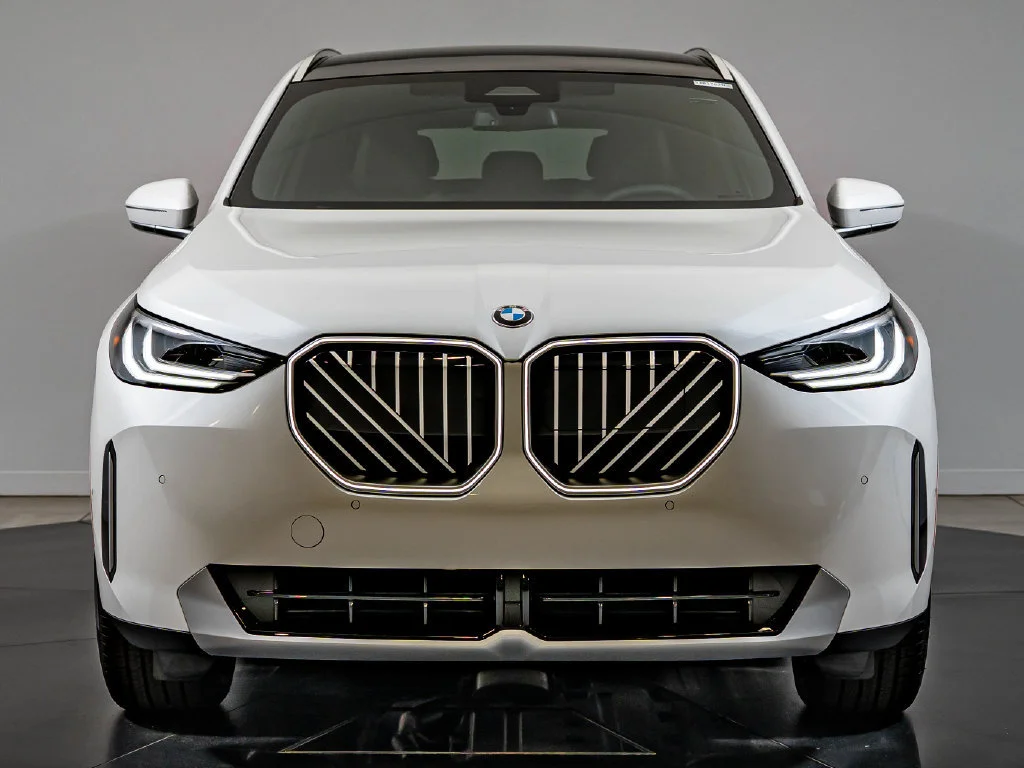 New 2026 Mineral White Metallic BMW 30 xDrive image 2
