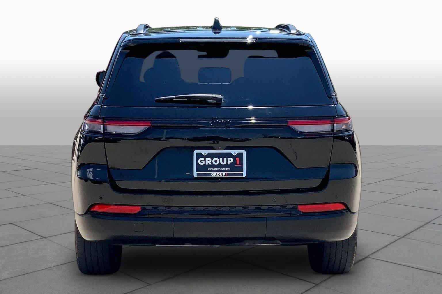 Used 2023 Diamond Black Crystal Pearlcoat Jeep Altitude image 5
