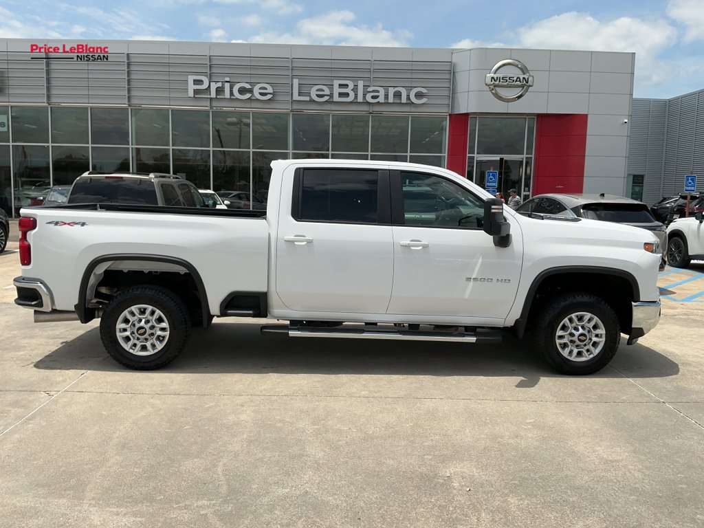2025 Chevrolet Silverado HD LT 4WD Crew Cab Standard Box's photo