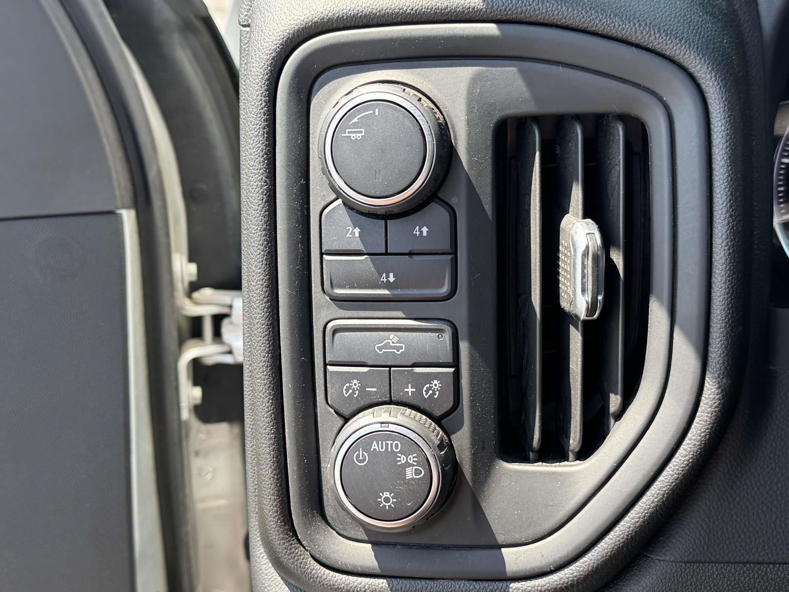 Used 2022 Silver Ice Metallic Chevrolet Custom image 8