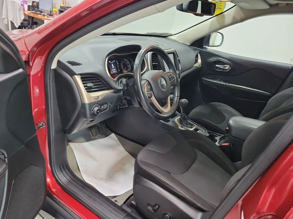 Used 2015 Red Jeep Latitude image 26