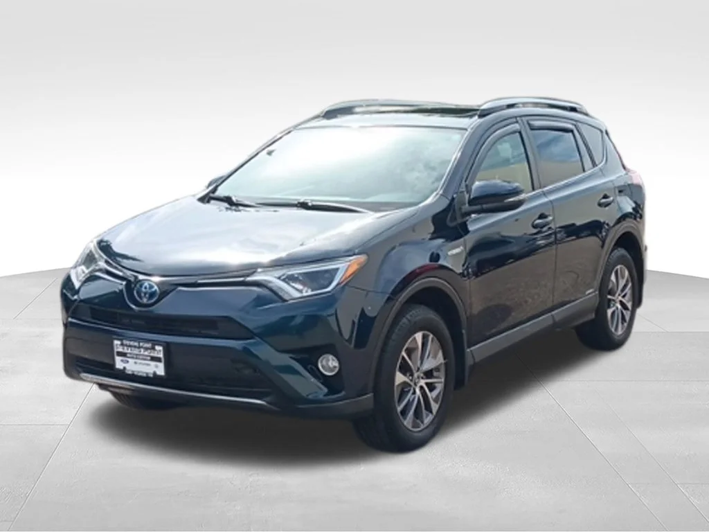 Used 2018 Galactic Aqua Mica Toyota XLE image 3