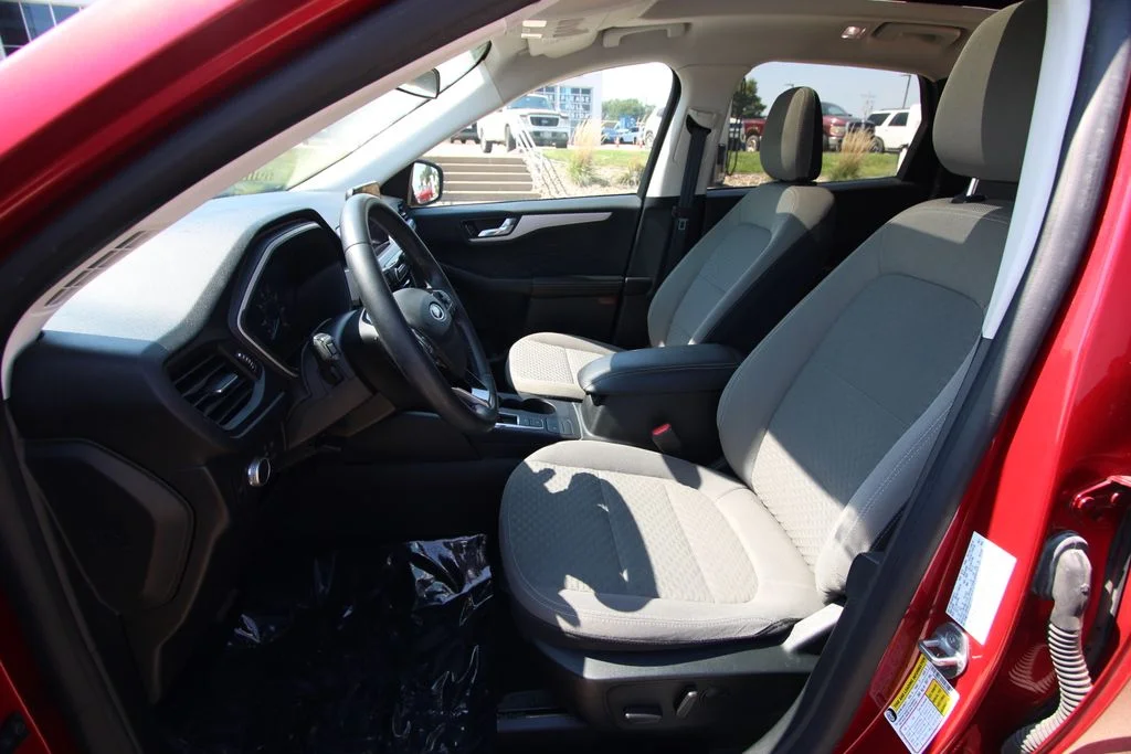Used 2021 Red Ford SE image 6